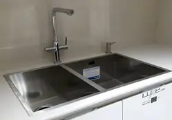 Oshxona fotosuratidagi stol ustidagi kran