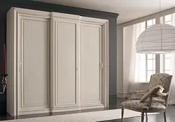 В классической спальне шкаф купе фото