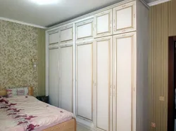 Klassik yataq otağı fotoşəkilində qarderob