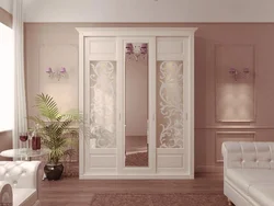 Классикалық жатын бөлмесіндегі гардероб фотосуреті