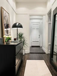 Koridor qaranlıq mərtəbə işıqlı qapılar foto