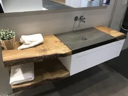 Hammom fotosurati dizaynidagi yog'och stol usti