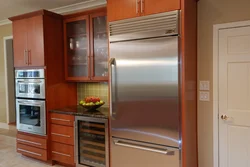 Фото холодильник и духовой шкаф на кухне