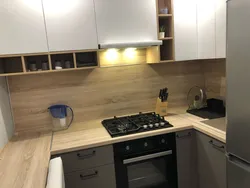 Серая кухня с фартуком под дерево фото