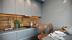 Серая кухня с фартуком под дерево фото