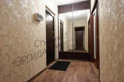 Обои в прихожую с коричневыми дверями фото