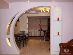 Alçıpan tağları öz ilə koridorda fotoşəkil