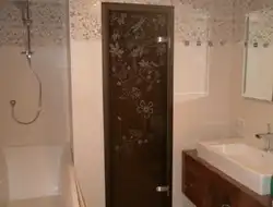 Banyoda və tualetdə şüşə üzərində fotoşəkil