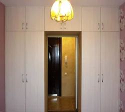 Koridorda mezzanine ilə quraşdırılmış qarderoblar fotoşəkili