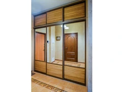Гардеробҳои дарунсохт бо mezzanines дар долон акс