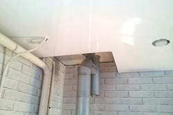 Ас үйдегі құбырлармен аспалы төбелердің фотосуреті