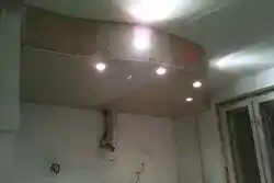 Натяжные потолки фото на кухне с трубами