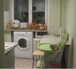 Oshxonadagi fotosuratda muzlatgich kir yuvish mashinasi lavabo