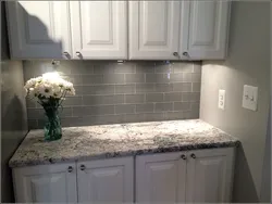 Пешдоман ва countertop дар сафолҳои ошхона акс