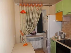 Pəncərənin yanında mətbəx foto soyuducu üçün pərdələr
