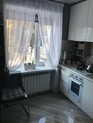 Pəncərənin yanında mətbəx foto soyuducu üçün pərdələr