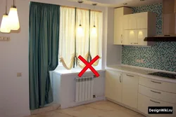 Pəncərənin yanında mətbəx foto soyuducu üçün pərdələr