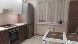 Шторы на кухню фото холодильник у окна