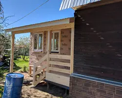 Прыбудова да дома туалет і кухня фота