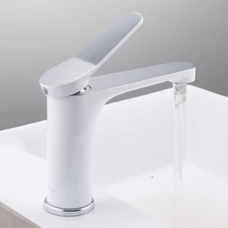 Ağ vanna otağı lavabo kranı fotoşəkili