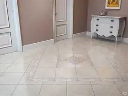 Mətbəxdə və koridorda fotoşəkildə yüngül plitələr