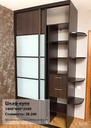 Бүйірлік сөрелері бар жатын бөлме гардеробының фотосуреті