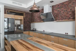 Loft uslubidagi tutqichsiz oshxona fotosurati