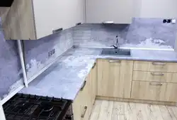 Стальніца фартух і падлога на кухні фота
