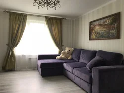 Фото штор в гостиной с темным диваном
