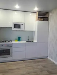 Кухни с пеналом и встроенным холодильником фото