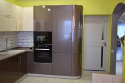 Кухни с пеналом и встроенным холодильником фото