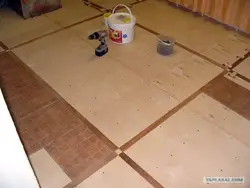 Сафолҳои дар фарши чӯбӣ дар акс ҳаммом