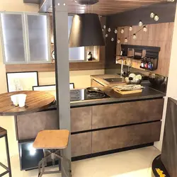 Bar sayğacı və televizor fotoşəkili olan mətbəx