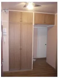Panelli uylarda o'rnatilgan shkaf koridorlarining fotosurati