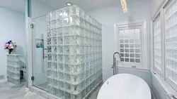 Ванна бөлмесіндегі шыны блоктар шыны блоктардан жасалған фотосурет
