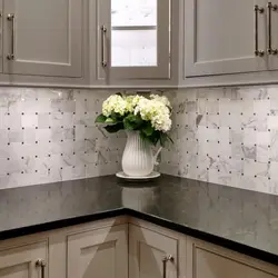 Oshxona backsplash fotosurati uchun katta hajmdagi plitkalar