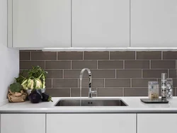 Oshxona backsplash fotosurati uchun katta hajmdagi plitkalar