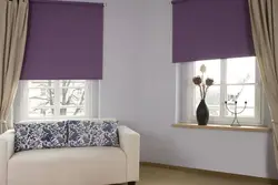 Yashash xonasi fotosuratida rolikli pardalar bilan tul