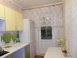 Ас үй фотосындағы балкон есігіндегі тоңазытқыш