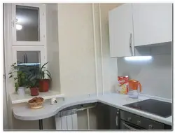 Халадзільнік у гаўбечных дзвярэй на кухні фота