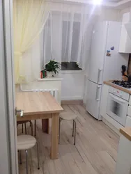 Халадзільнік у гаўбечных дзвярэй на кухні фота