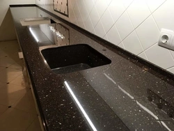 Baseboard сиёҳ барои акс countertop ошхона