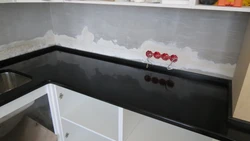Baseboard сиёҳ барои акс countertop ошхона