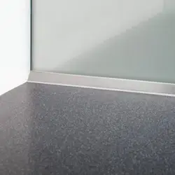 Baseboard сиёҳ барои акс countertop ошхона