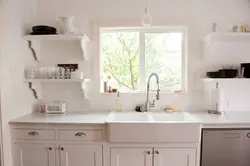 Белая кухня с мойкой у окна фото