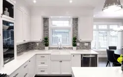 Белая кухня з мыйкай каля акна фота