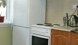 Газовая труба за холодильником на кухне фото