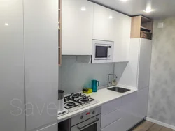 Mətbəx fotosunda soyuducunun arxasındakı qaz borusu