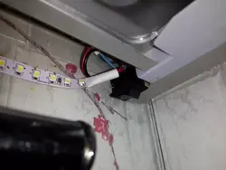 Oshxonadagi fotosuratda LED tasmasi uchun kalit