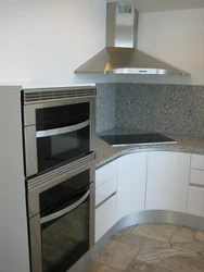 Фото кухни с варочной панелью и вытяжкой